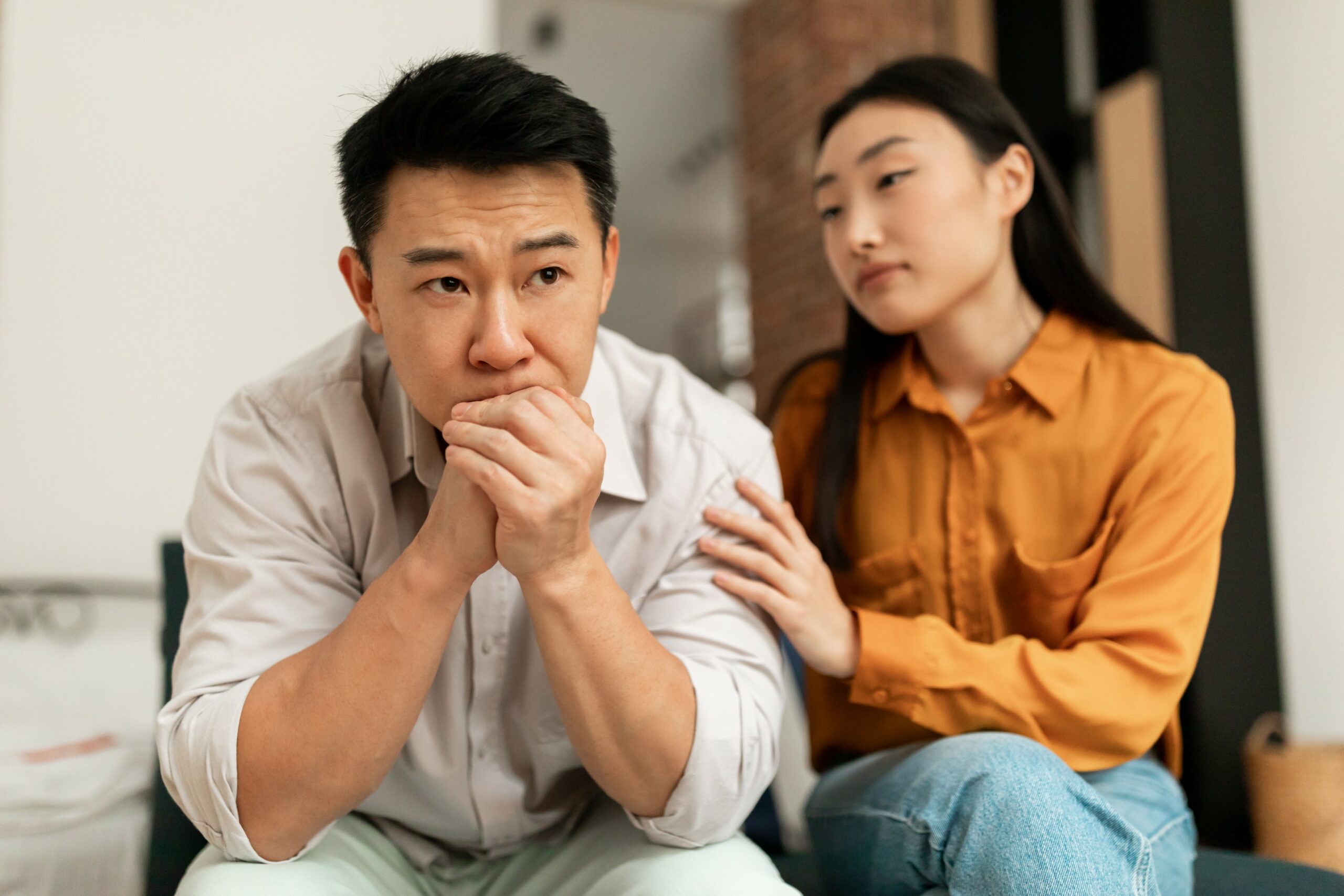 Image of couple having a talk and conversation on the sofa to find a couples therapist.